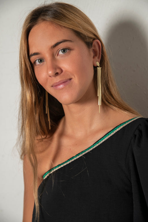 Vestido assimétrico com fita de lurex.