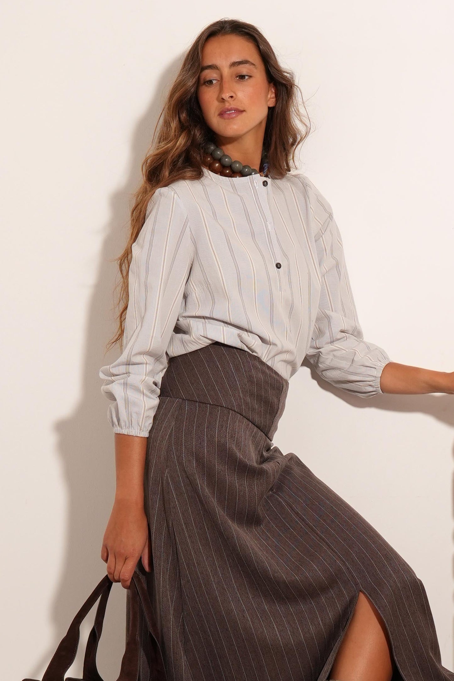 CAMISA BASILEA RAYITAS GRISES
