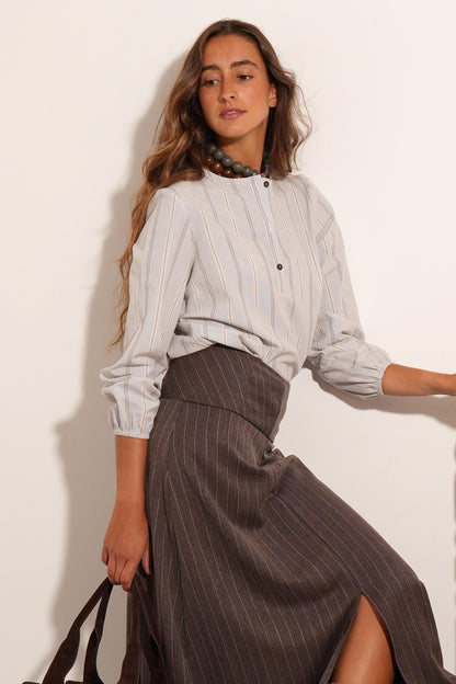 CAMISA BASILEA RAYITAS GRISES