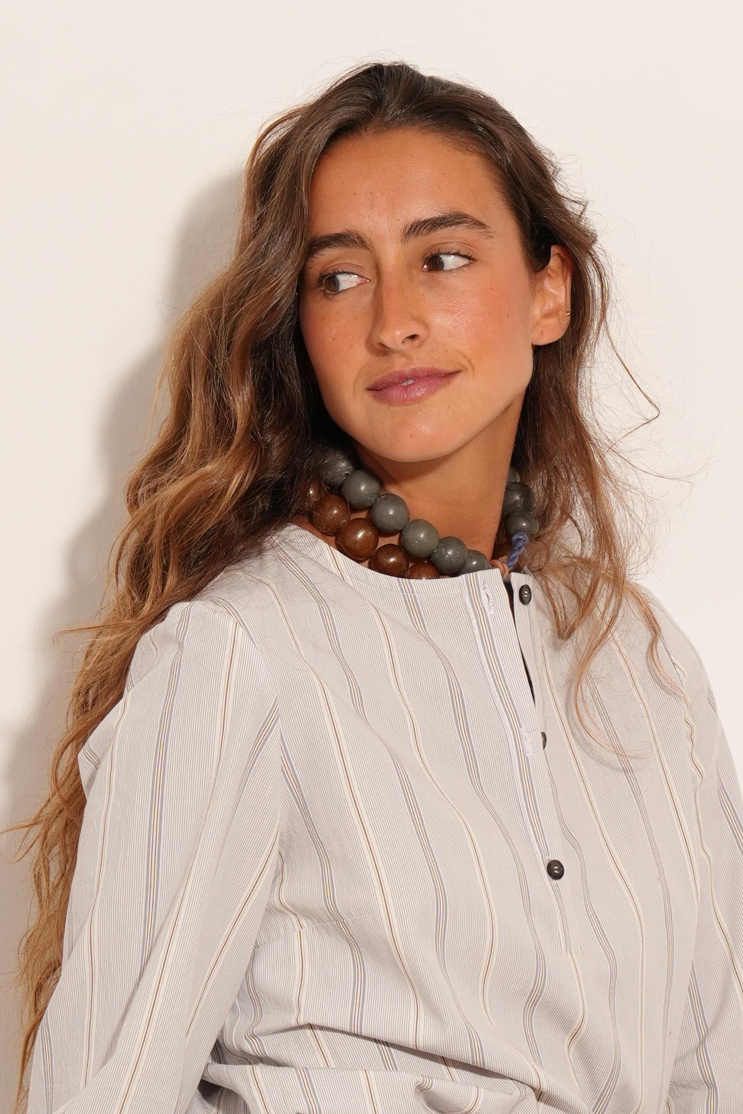 CAMISA BASILEA RAYITAS GRISES