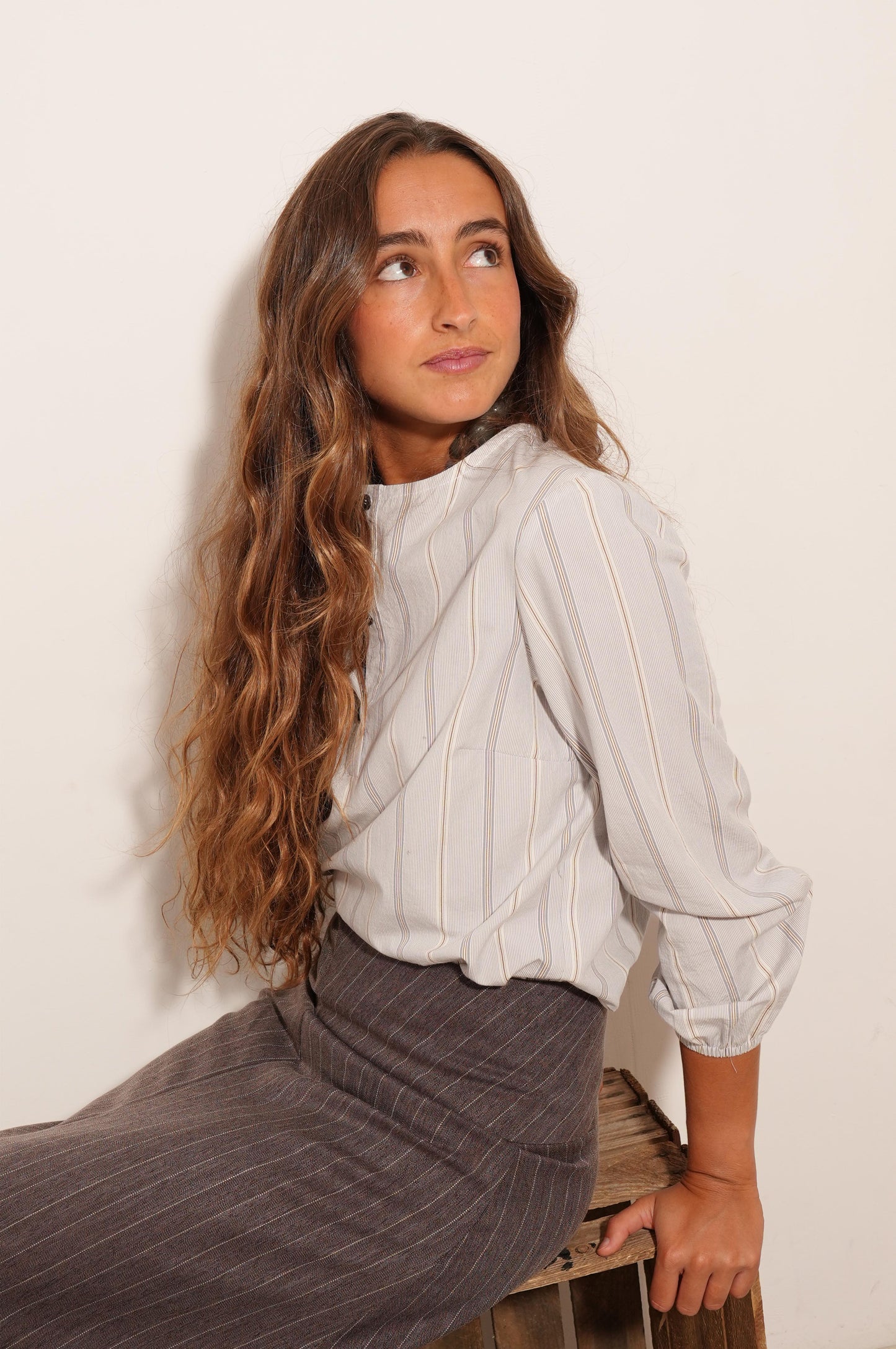 CAMISA BASILEA RAYITAS GRISES