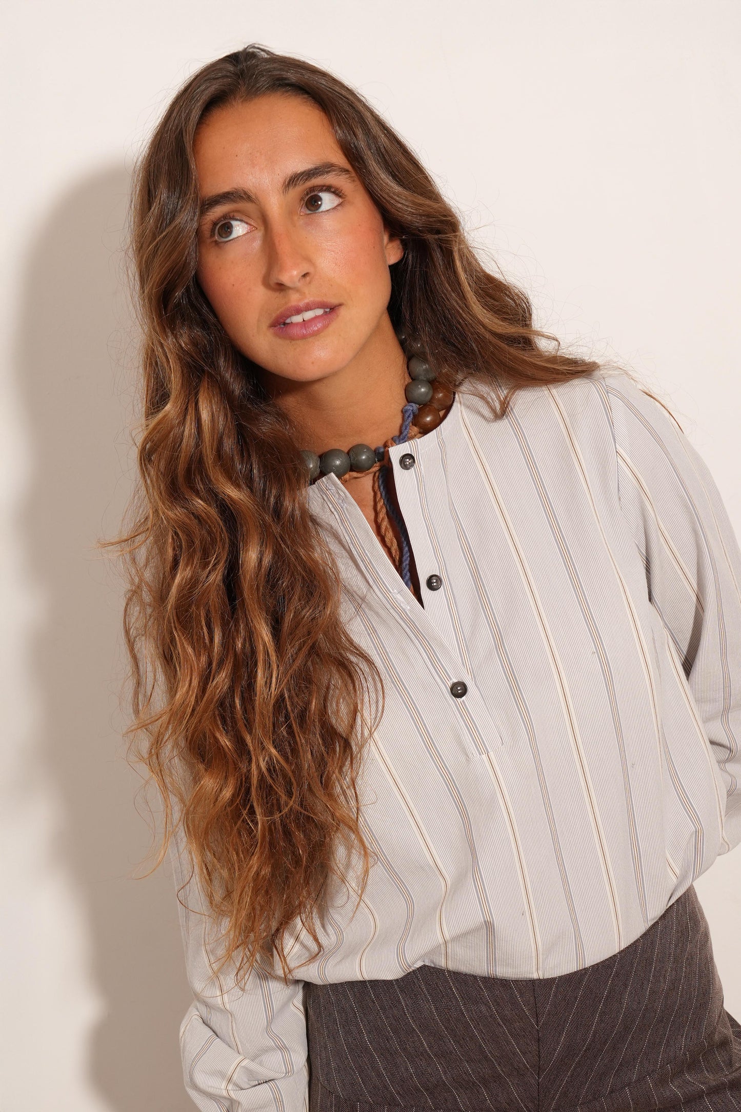 CAMISA BASILEA RAYITAS GRISES