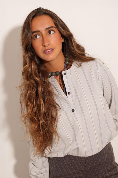 CAMISA BASILEA RAYITAS GRISES