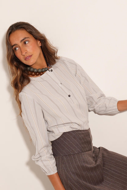 CAMISA BASILEA RAYITAS GRISES